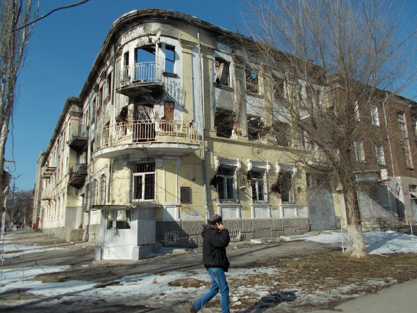 Budynek w centrum miasta zniszczony podczas pierwszej inwazji Rosjan na miasto.