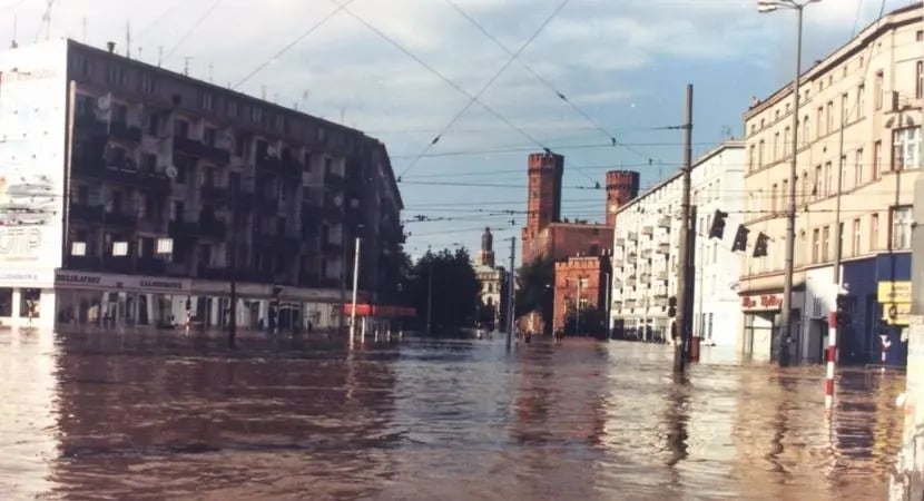Wielkie rozlewisko na skrzyżowaniu na pl. Legionów w czasie powodzi tysiąclecia