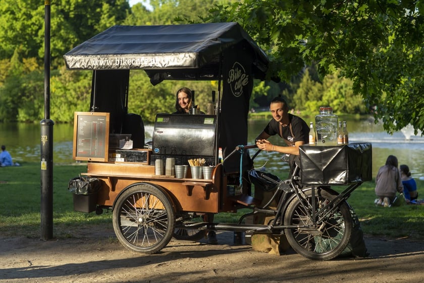 rowerowy wózek gastronomiczny w jednym z wrocławskich parków