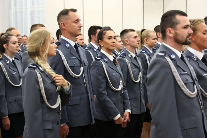 Ile zarabia policjant i policjantka w 2025 r.Kursant (policjant odbywający szkolenie zawodowe podstawowe) uposażenie zasadnicze&nbsp;- źr&oacute;dło: KWP we Wrocławiu.funkcjonariusz bez dodatku stołecznego - 6 005,30 bruttofunkcjonariusz z dodatkiem stołecznym - 6 663,30 brutto