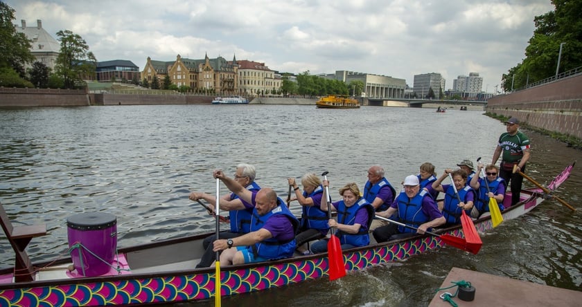 Grupa rekreacyjno-sportowa przy Wrocławskim Centrum Seniora na smoczych łodziach na Dniu Odry 2022