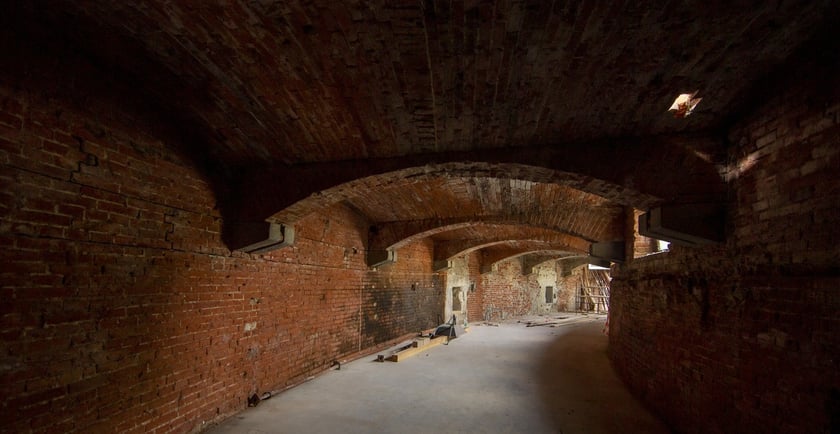Bastion Sakwowy przechodzi gruntowną renowację. Na budowie trwają intensywne prace