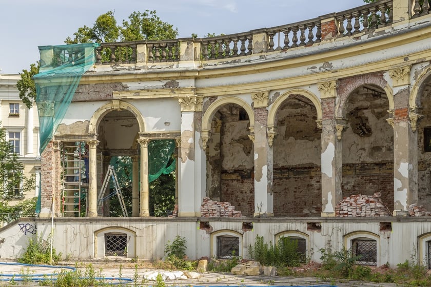 Bastion Sakwowy przechodzi gruntowną renowację. Na budowie trwają intensywne prace