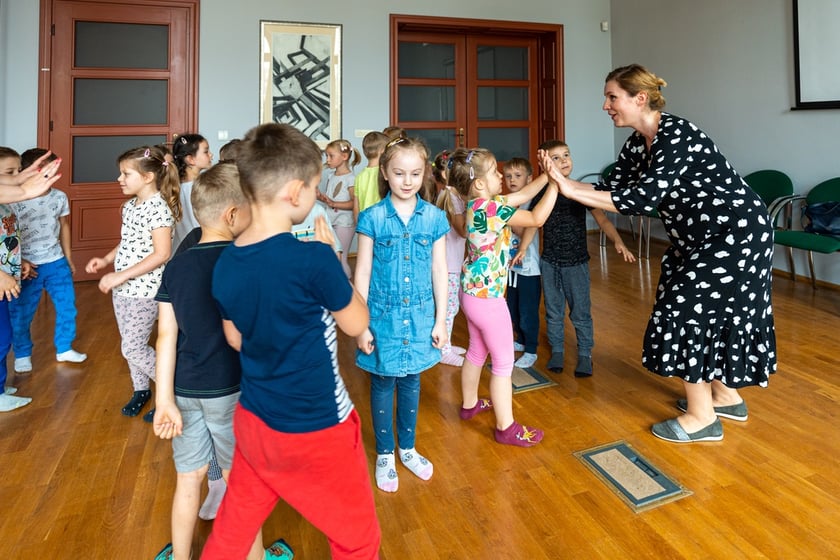 Dzieci z wrocławskiego przedszkola reagowały bardzo spontanicznie. Na zdjęciu z instruktorką dr Katarzyną Turek z Zakładu Muzykoterapii wrocławskiej Akademii Muzycznej