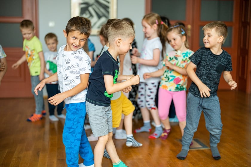 Dzieci z wrocławskiego przedszkola reagowały bardzo spontanicznie. Na zdjęciu z instruktorką dr Katarzyną Turek z Zakładu Muzykoterapii wrocławskiej Akademii Muzycznej