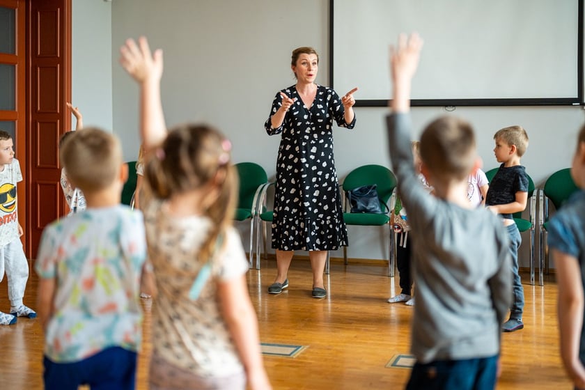 Dzieci z wrocławskiego przedszkola reagowały bardzo spontanicznie. Na zdjęciu z instruktorką dr Katarzyną Turek z Zakładu Muzykoterapii wrocławskiej Akademii Muzycznej