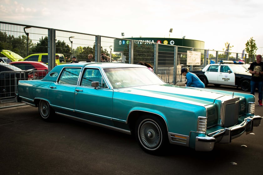 American Cars Mania Wrocław. Jakie auta na esplanadzie stadionu?