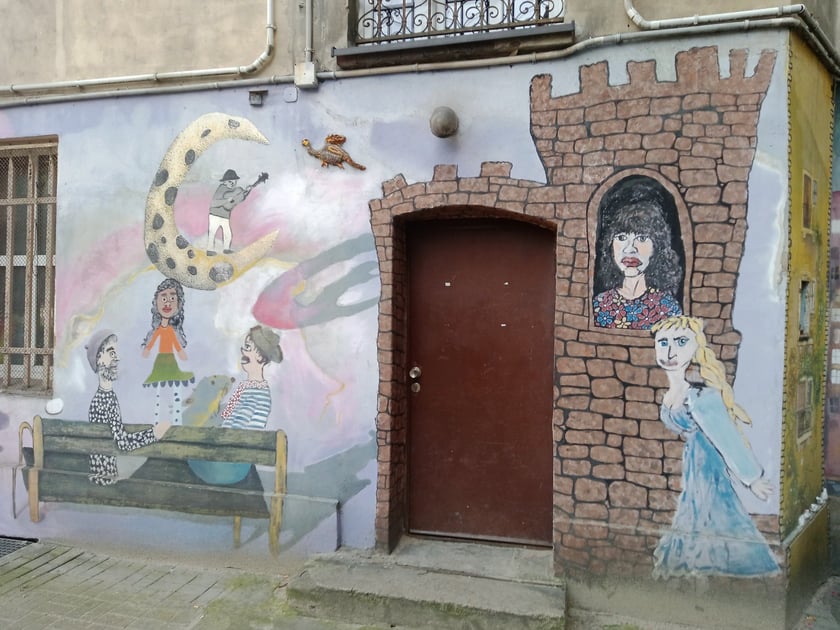 Kolorowe podwórka przy ul. Roosevelta we Wrocławiu przyciągają i turystów, i wrocławian. Murale na Nadodrzu zachwycają!