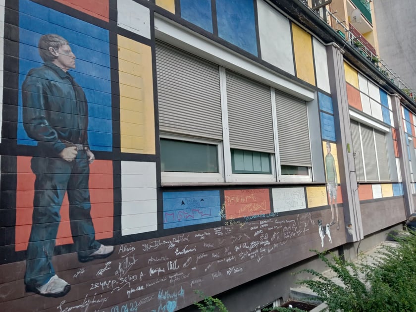 Kolorowe podwórka przy ul. Roosevelta we Wrocławiu przyciągają i turystów, i wrocławian. Murale na Nadodrzu zachwycają!