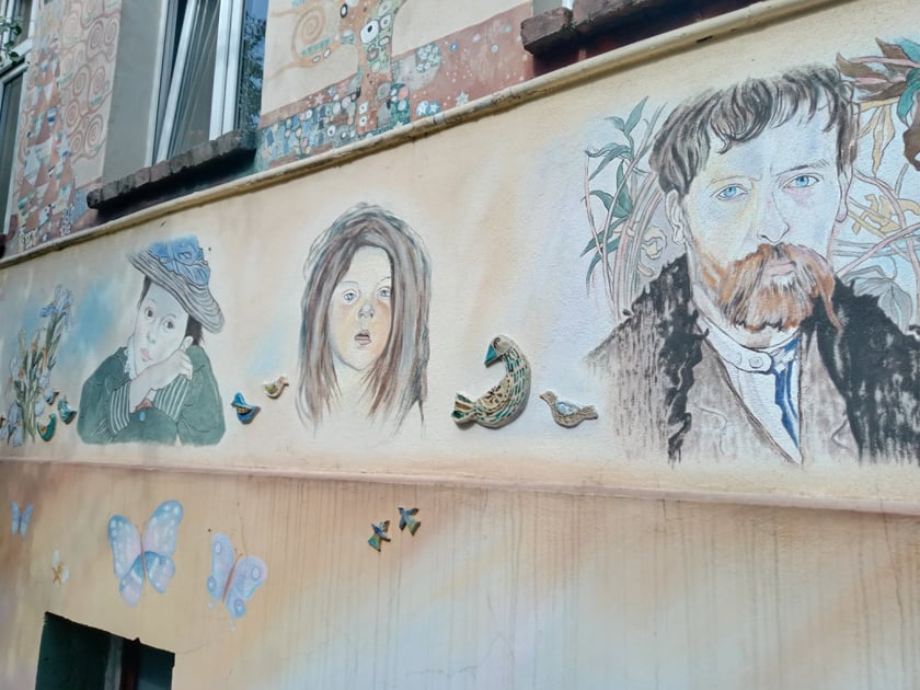 Kolorowe podwórka przy ul. Roosevelta we Wrocławiu przyciągają i turystów, i wrocławian. Murale na Nadodrzu zachwycają!