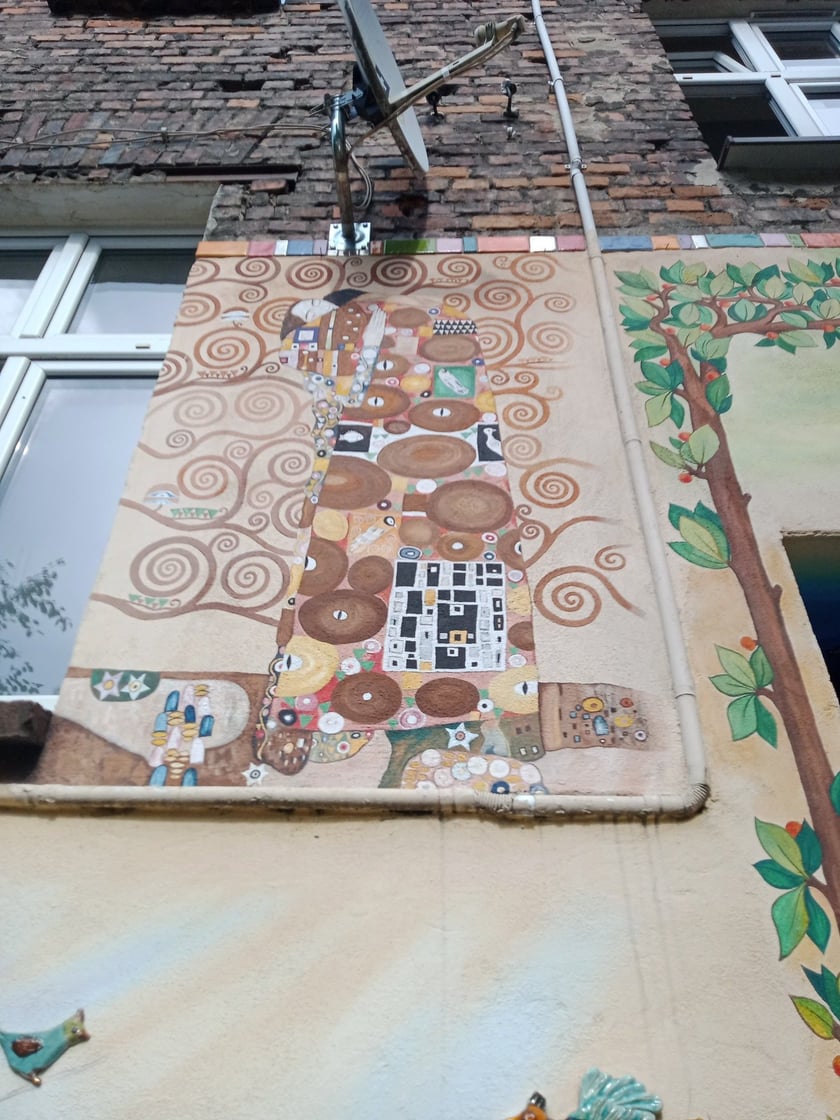 Kolorowe podwórka przy ul. Roosevelta we Wrocławiu przyciągają i turystów, i wrocławian. Murale na Nadodrzu zachwycają!