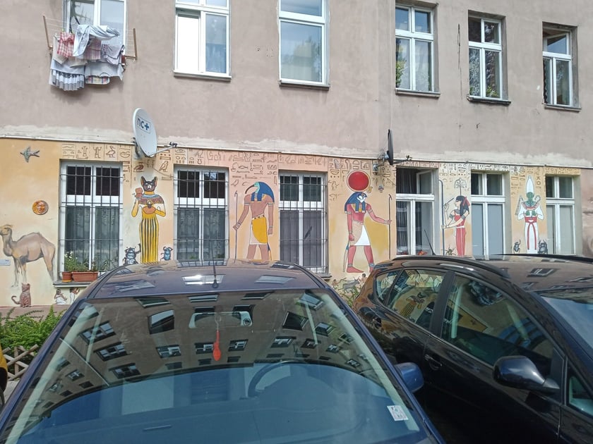 Kolorowe podwórka przy ul. Roosevelta we Wrocławiu przyciągają i turystów, i wrocławian. Murale na Nadodrzu zachwycają!