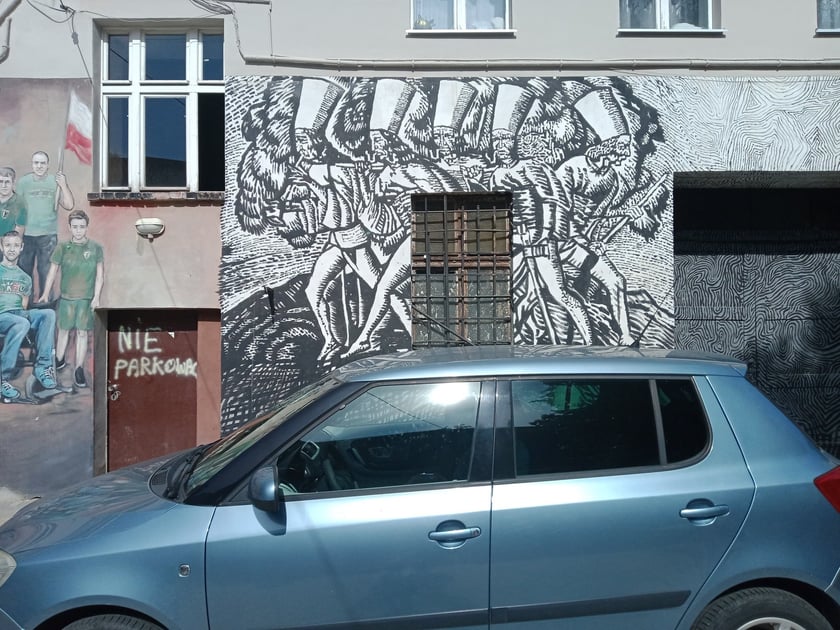 Kolorowe podwórka przy ul. Roosevelta we Wrocławiu przyciągają i turystów, i wrocławian. Murale na Nadodrzu zachwycają!