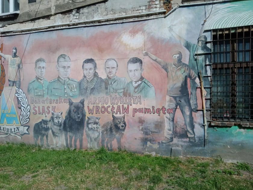 Kolorowe podwórka przy ul. Roosevelta we Wrocławiu przyciągają i turystów, i wrocławian. Murale na Nadodrzu zachwycają!