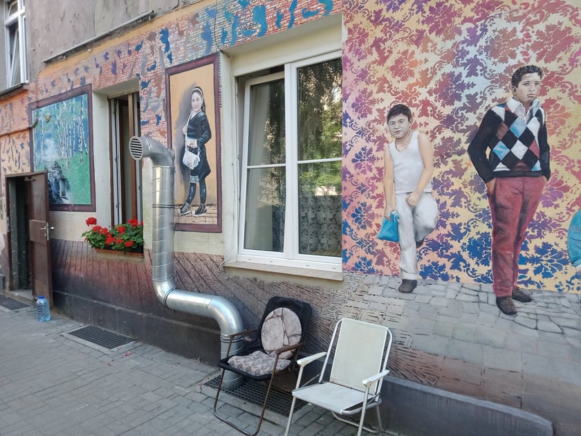 Kolorowe podwórka przy ul. Roosevelta we Wrocławiu przyciągają i turystów, i wrocławian. Murale na Nadodrzu zachwycają!