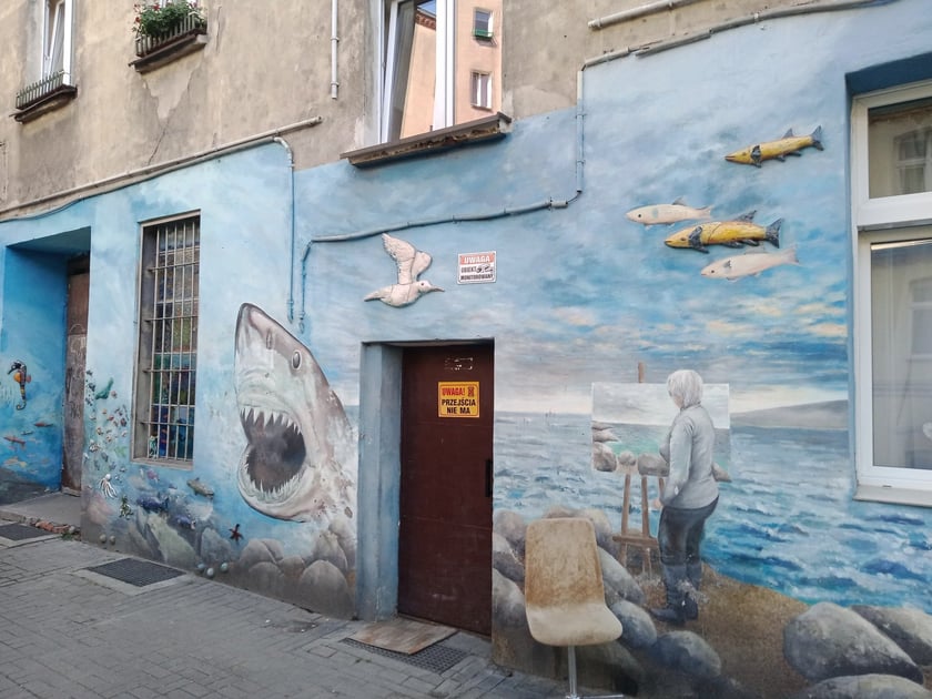 Kolorowe podwórka przy ul. Roosevelta we Wrocławiu przyciągają i turystów, i wrocławian. Murale na Nadodrzu zachwycają!