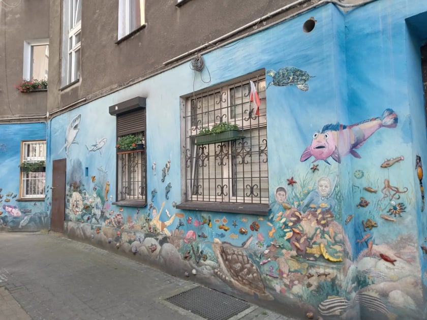 Kolorowe podwórka przy ul. Roosevelta we Wrocławiu przyciągają i turystów, i wrocławian. Murale na Nadodrzu zachwycają!