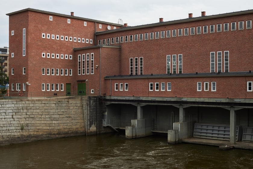 Budynki elektrowni wodnych przy moście Pomorskim Południowym