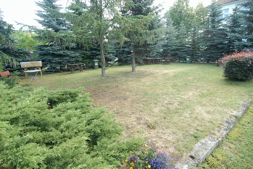 Hotel, który będzie można kupić wraz z zabudowaniami i infrastrukturą sportową, leży w Leśnicy