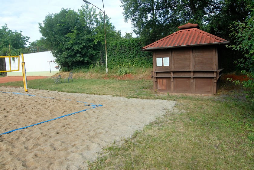 Hotel, który będzie można kupić wraz z zabudowaniami i infrastrukturą sportową, leży w Leśnicy