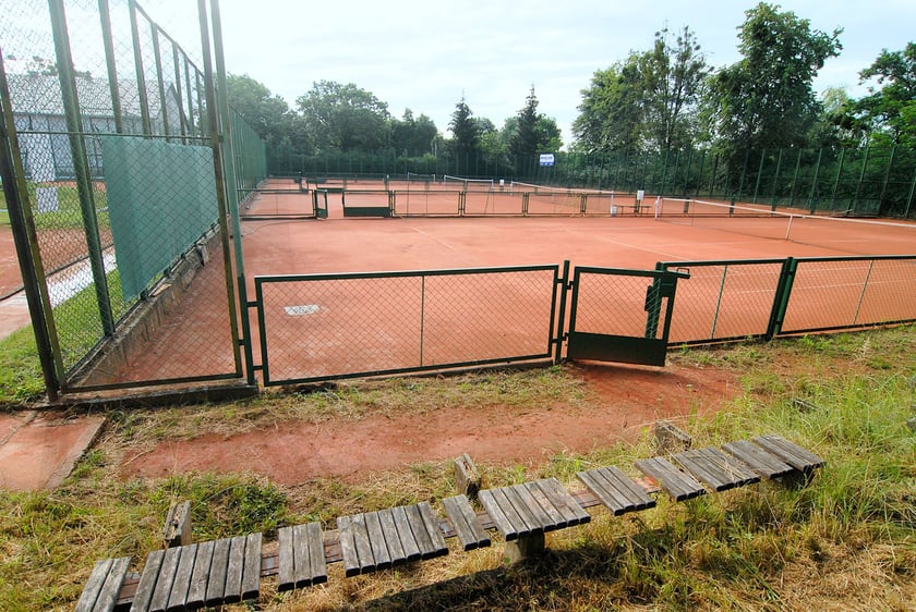 Hotel, który będzie można kupić wraz z zabudowaniami i infrastrukturą sportową, leży w Leśnicy