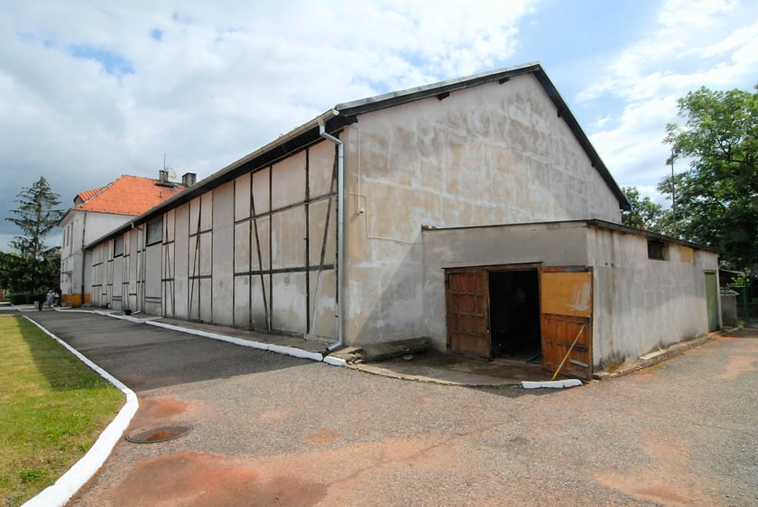 Hotel, który będzie można kupić wraz z zabudowaniami i infrastrukturą sportową, leży w Leśnicy