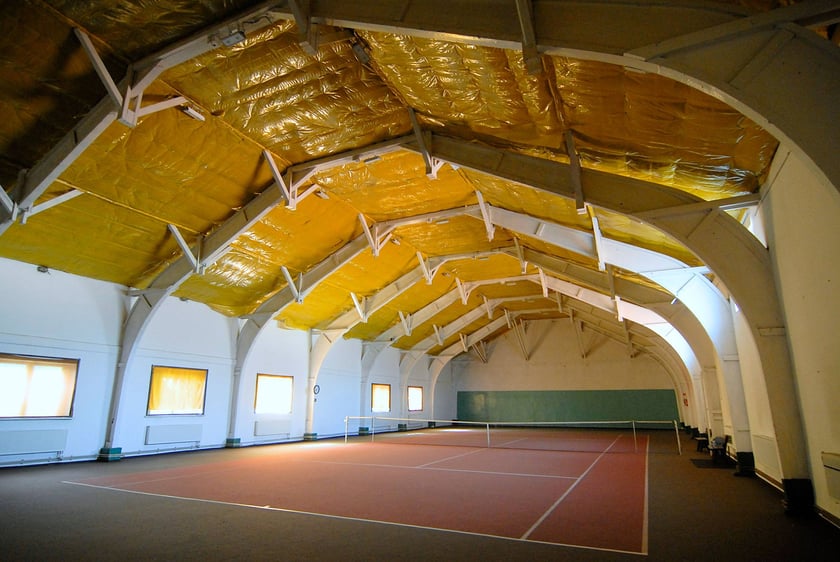 Hotel, który będzie można kupić wraz z zabudowaniami i infrastrukturą sportową, leży w Leśnicy