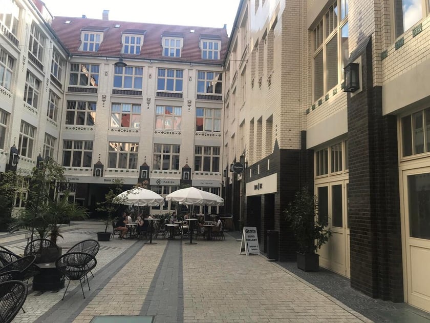 Charlotte. Pasaż Pokoyhof. Ul. Św. Antoniego 2/4  Numerem jeden dla mnie jest tu pieczywo serwowane razem z genialnymi dodatkami (białą czekoladę kupuję tu zawsze dodatkowo, w słoiku, do domu)