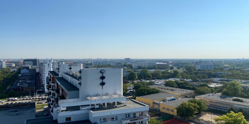 Widok z biurowca i na biurowiec Artefakt (w budowie u zbiegu Powstańców Śląskich i Wielkiej)