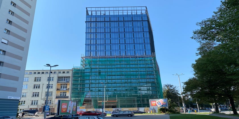 Widok z biurowca i na biurowiec Artefakt (w budowie u zbiegu Powstańców Śląskich i Wielkiej)