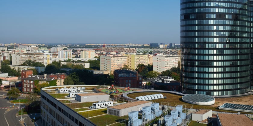 Widok z biurowca i na biurowiec Artefakt (w budowie u zbiegu Powstańców Śląskich i Wielkiej)