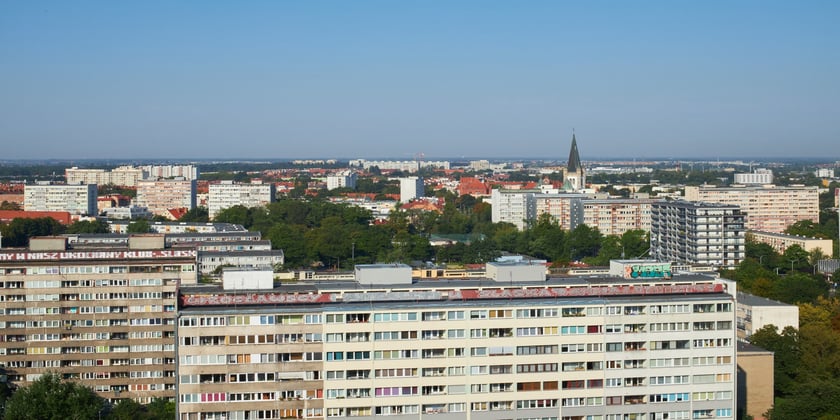 Widok z biurowca i na biurowiec Artefakt (w budowie u zbiegu Powstańców Śląskich i Wielkiej)