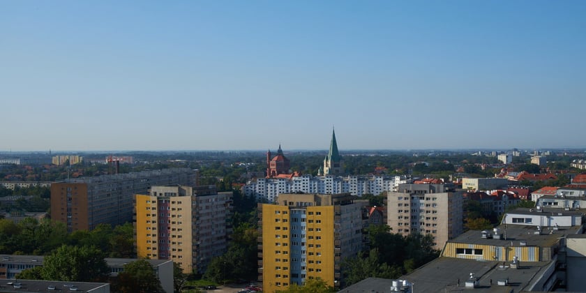 Widok z biurowca i na biurowiec Artefakt (w budowie u zbiegu Powstańców Śląskich i Wielkiej)