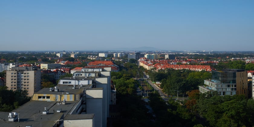 Widok z biurowca i na biurowiec Artefakt (w budowie u zbiegu Powstańców Śląskich i Wielkuej)