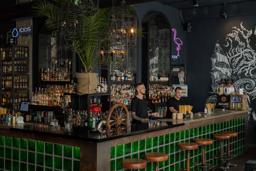 Rumbar to prawdziwy pub dla piratów! Wpadaj tu na drinka i rybę!