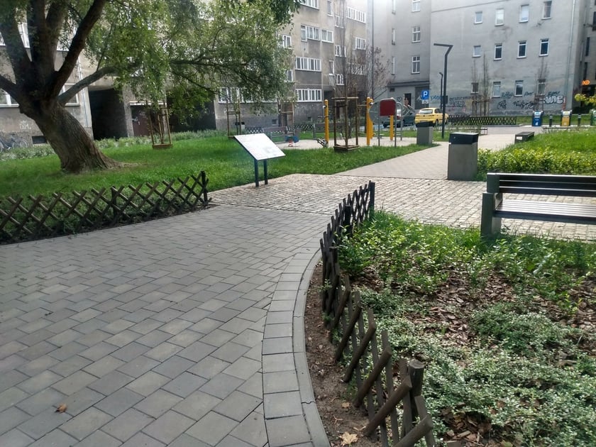 Podwórko otoczone: pl. Nowy Targ, pl. Nankiera i ul. Jodłową przeszło gruntowny remont