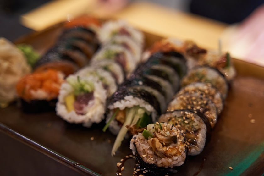W Sushi Corner zjemy kolorowe rolki na bazie ryżu i ryby.