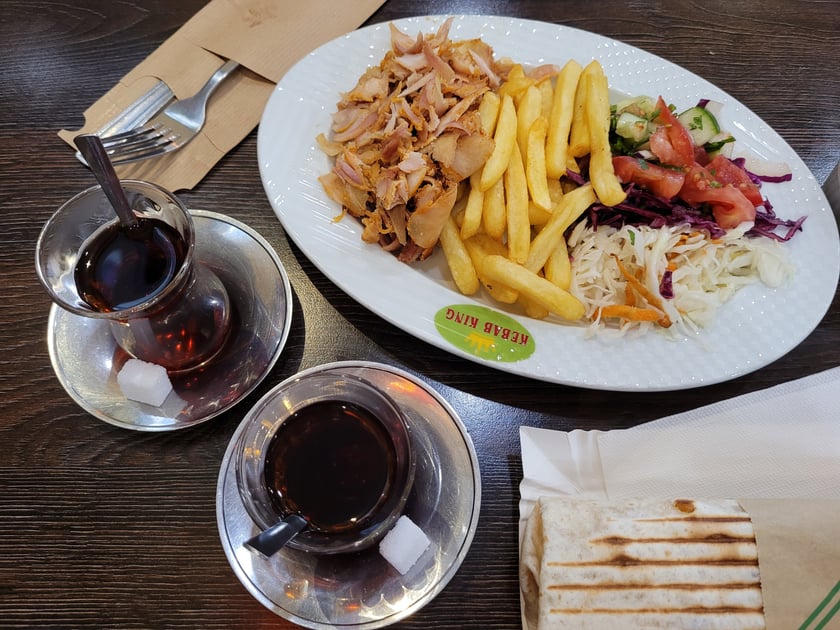 KEBAB KING to sieć kurdyjskich restauracji. Jedna z nich stacjonuje we Wrocławiu na Świdnickiej.