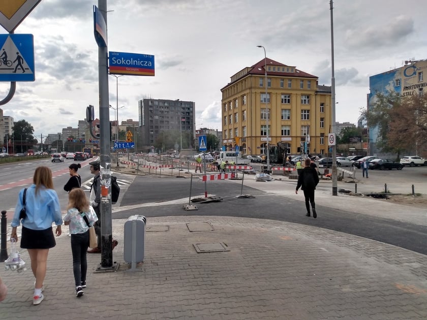 Nowa droga rowerowa pwstaje wzdłuż ul. Legnickiej, obok pl. JP II