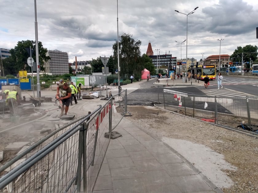 Nowa droga rowerowa pwstaje wzdłuż ul. Legnickiej, obok pl. JP II