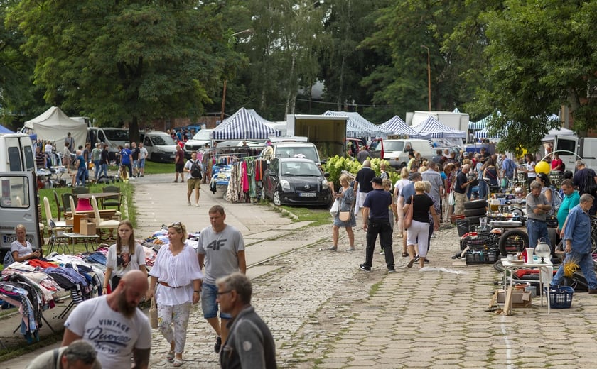 Targowisko na Młynie Sułkowice we Wrocławiu w każdą niedzielę przyciąga tłumy kupujących i sprzedających