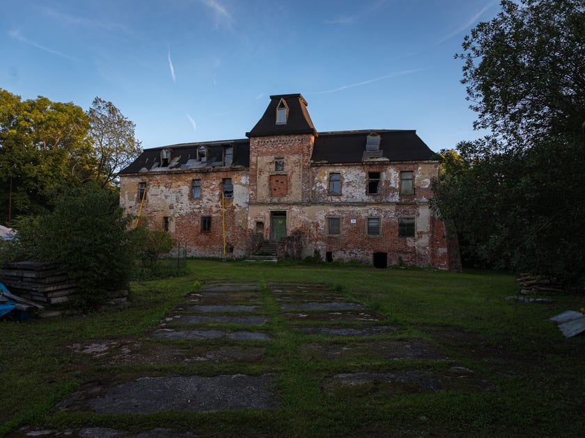 Dwór w Komorowicach pod Wrocławiem leży nad rzeką Ślęzą