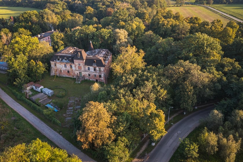 Dwór w Komorowicach pod Wrocławiem leży nad rzeką Ślęzą