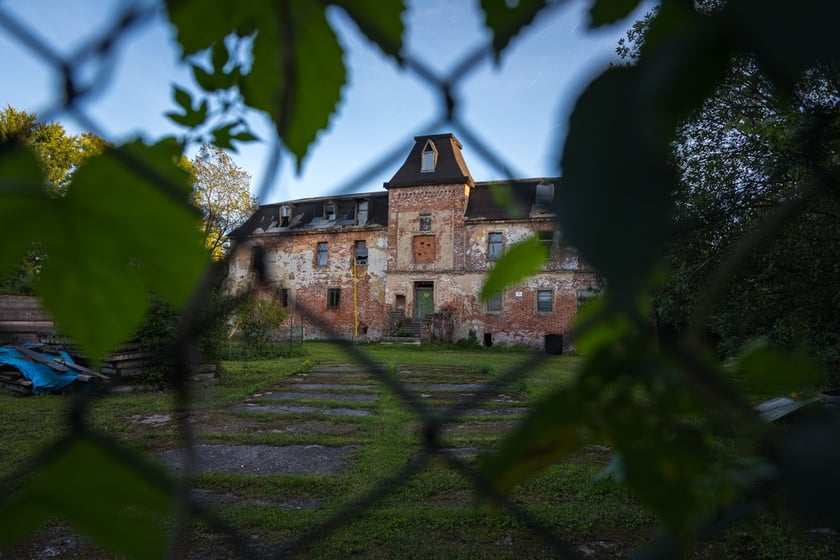 Dwór w Komorowicach pod Wrocławiem leży nad rzeką Ślęzą