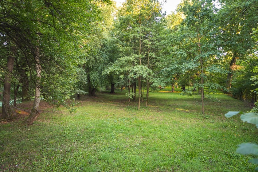 Dwór w Komorowicach pod Wrocławiem leży nad rzeką Ślęzą