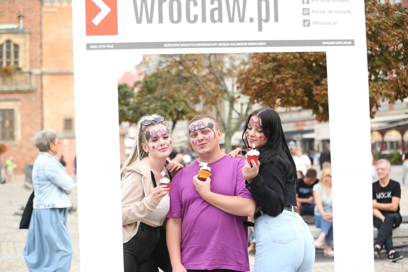 Potańcówka na Rynku przed koncertem Kamila Bednarka