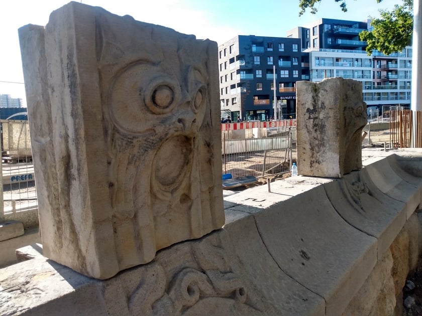 Architektoniczne perełki na moście Pomorskim - rzeźby maszkaronów i nowe okna w strażnicach