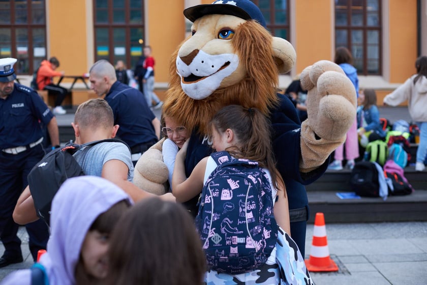 Piknik ?Bezpieczna droga do szkoły? przed Dworcem Głównym PKP we Wrocławiu