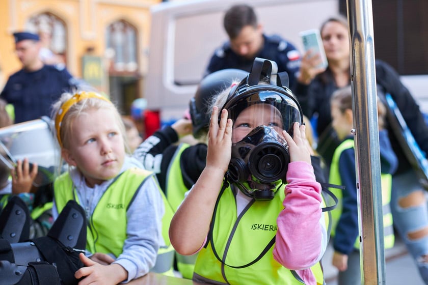 Piknik ?Bezpieczna droga do szkoły? przed Dworcem Głównym PKP we Wrocławiu
