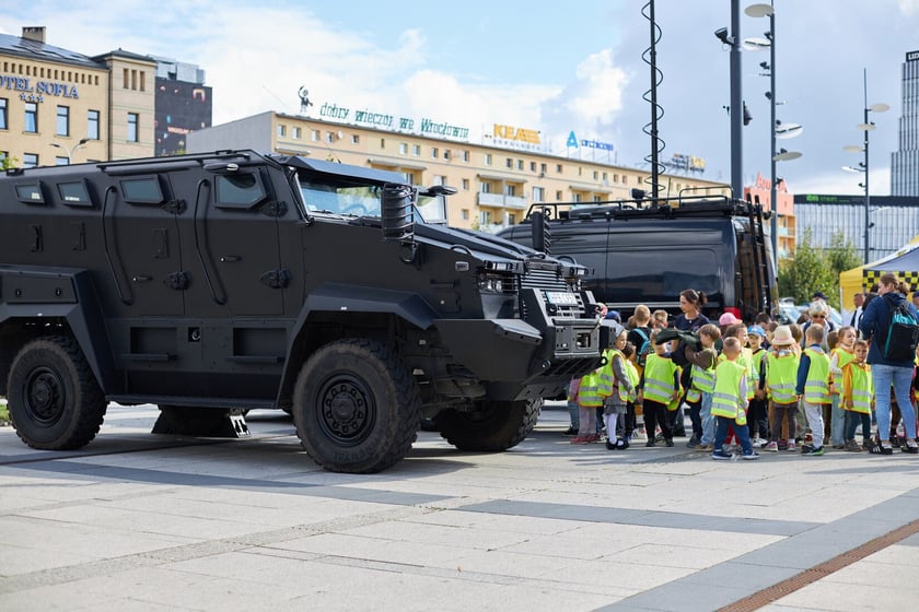 Piknik ?Bezpieczna droga do szkoły? przed Dworcem Głównym PKP we Wrocławiu